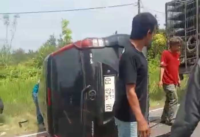 KECELAKAAN: Mobil yang terlibat kecelakaan di Jalan Tjilik Riwut km 46, Palangka Raya, Selasa (24/6).