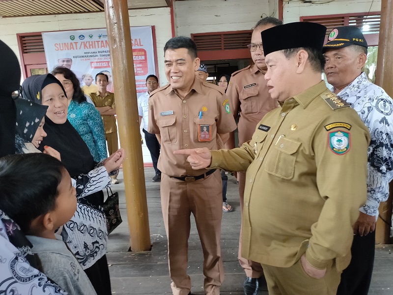 Kepala Disdik Kotim Muhammad Irfansyah saat mendampingi Bupati Kotim Halikinnor dalam kunjungan kerjanya, beberapa waktu lalu.