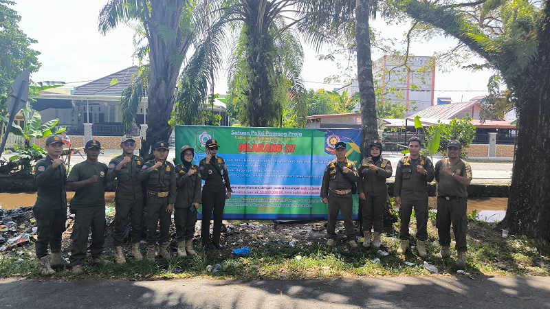 Pemasangan spanduk larangan bagi para PKL untuk tidak berjualan di sepanjang Jalan Pemuda dan Pramuka Sampit, baru-baru ini.
