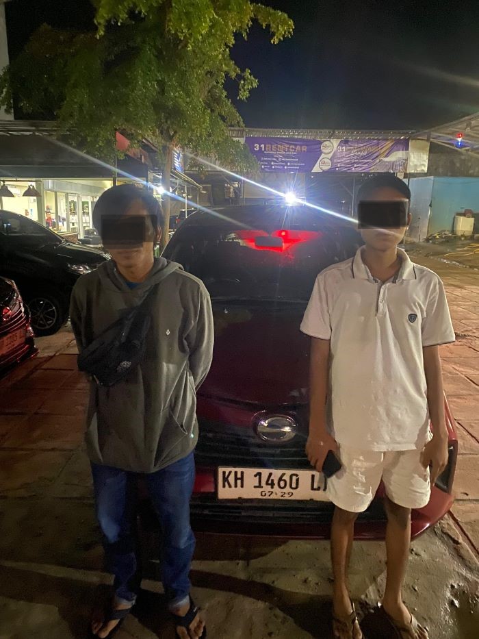 NARKOBA : Pelaku P, kurir sabu (kiri) diamankan bersama barang bukti mobil rental. FOTO: WARGA/RADAR SAMPIT