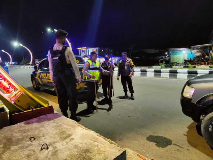 PATROLI : Personel Samapta Polres Kotim ketika melaksanakan patrol di kawasan Nur Mentaya, Kecamatan Baamang, Sampit, beberapa waktu lalu. FOTO:DOKUMEN/RADAR SAMPIT