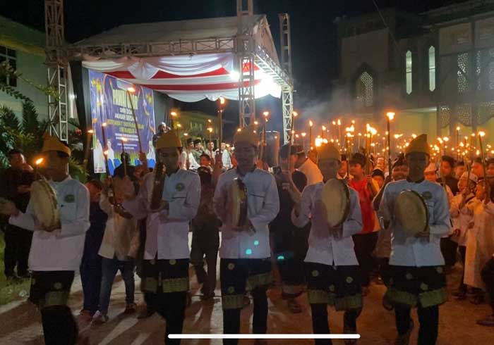 MERIAH: Suasana pawai obor sambut Tahun Baru Islam 1 Muharam 1447 Hijriah di Kota Nanga Bulik, Rabu 25 Juni 2025.