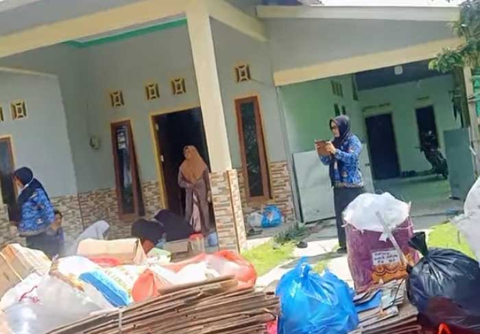JADI CUAN: Proses penimbangan sampah oleh Bank Sampah induk binaan DLH Kobar, belum lama ini.