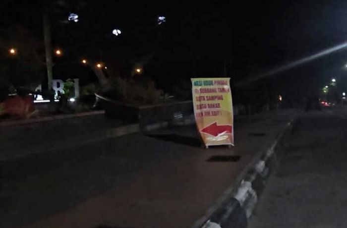 GELAP : Suasana jalan Iskandar, kawasan Bundaran Pancasila minim pencahayaan setelah pedagang direlokasi, belum lama ini. FOTO: AGUS/RADAR PANGKALAN BUN