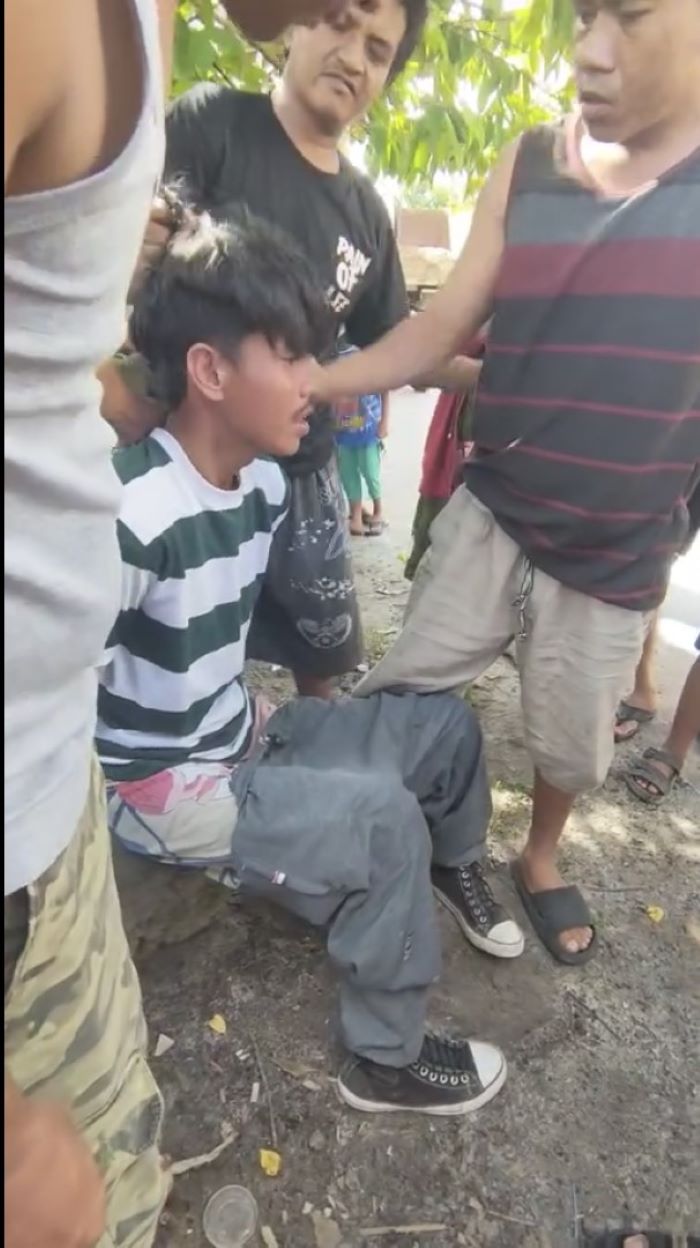 MALING : Pelaku pencurian diamankan warga usai kepergok beraksi di Jalan Kenan Sandan, Baamang, Sampit, Jumat (27/6/2025). FOTO: TANGKAPAN LAYAR/RADAR SAMPIT