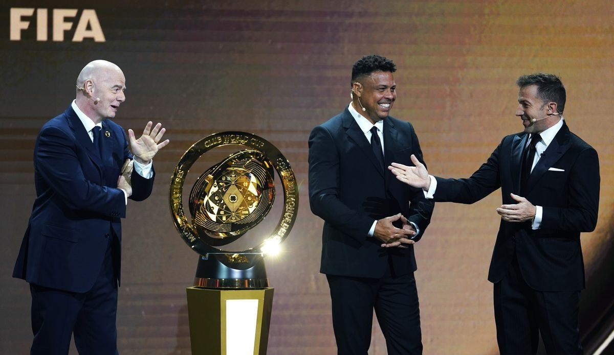 Trophy Piala Dunia Antar Klub 2025 saat diperlihatkan oleh FIFA.