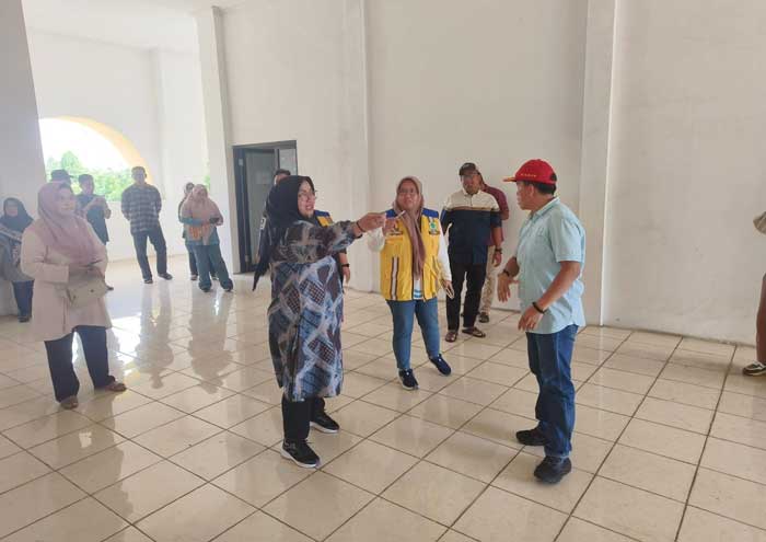 CEK LOKASI: Wabup Kotim Irawati bersama Tim Kementerian PU meninjau lokasi Sekolah Perintis, Jumat (27/6).
