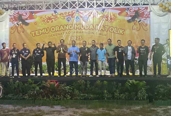 BANGUN IMAN: Kegiatan Temu OMK 2025 di Sampit, Jumat (27/6) malam.