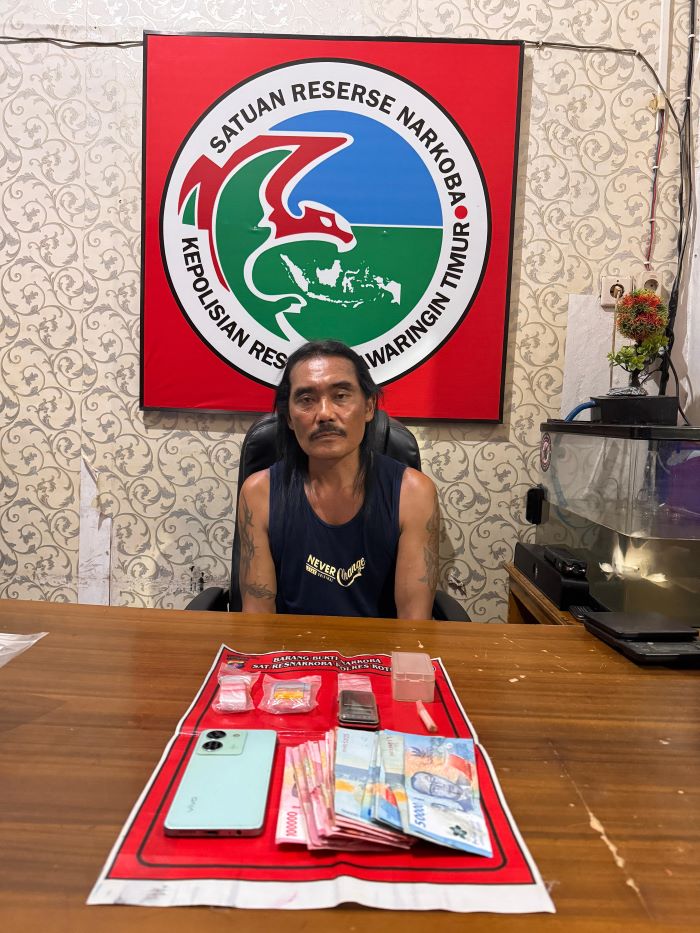 NARKOBA : Pengedar sabu yang ditangkap di perkebunan sawit diamankan bersama barang bukti di Mapolres Kotim. FOTO: POLRES KOTIM/RADAR SAMPIT