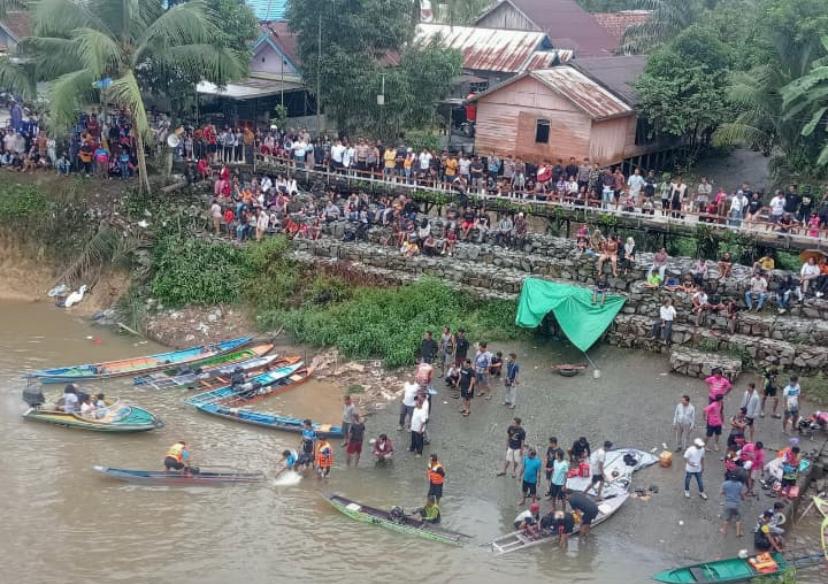 KENCANG: Joki balap ketinting memacu perahu dengan kecepatan tinggi di Sungai Lamandau. RIA/RADAR SAMPIT