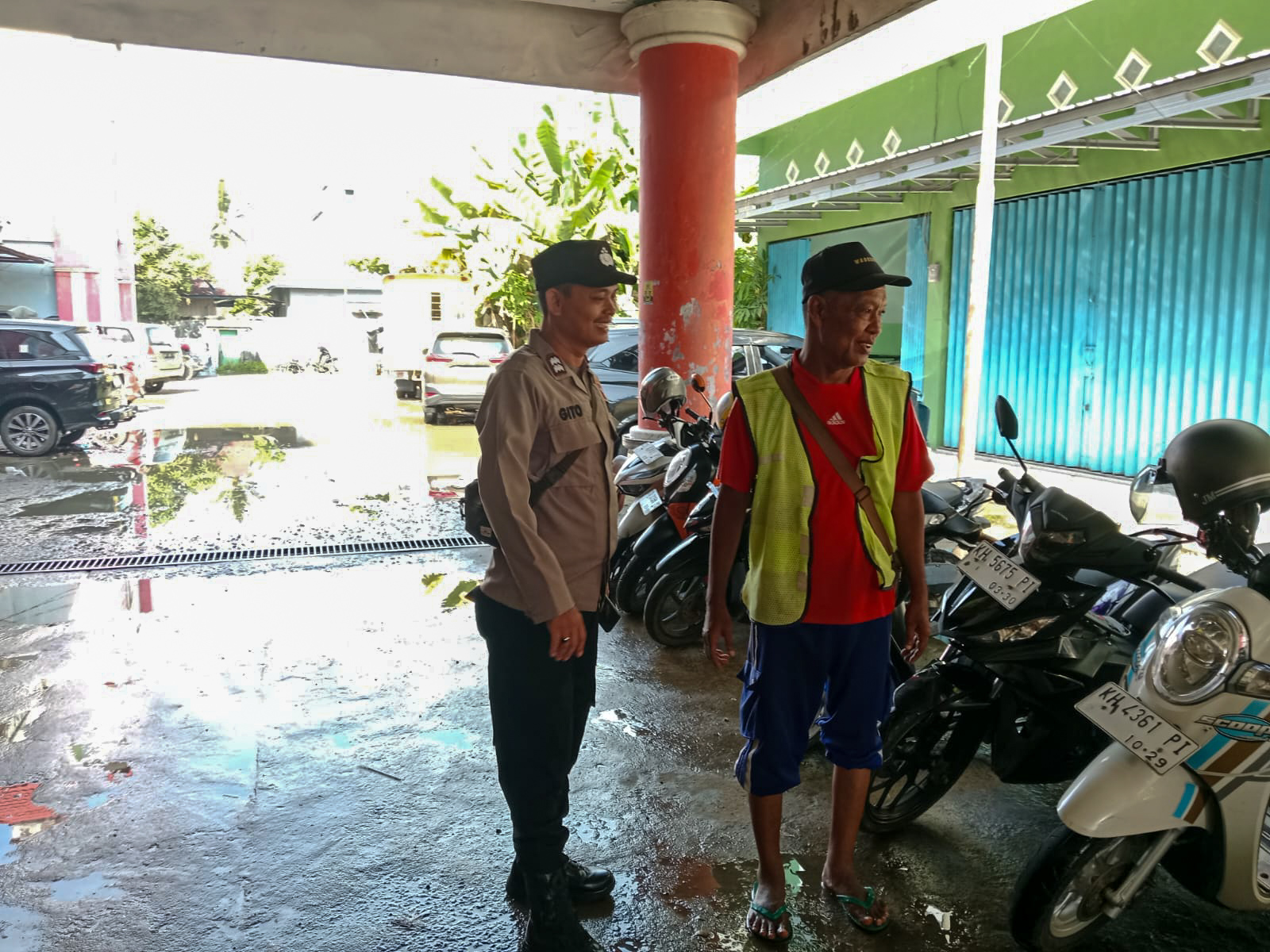 Petugas Polsek Seruyan Hilir saat memberikan imbauan kepada jukir di Pasar Saik agar selalu waspada dan melaporkan apabila ada aksi premanisme.