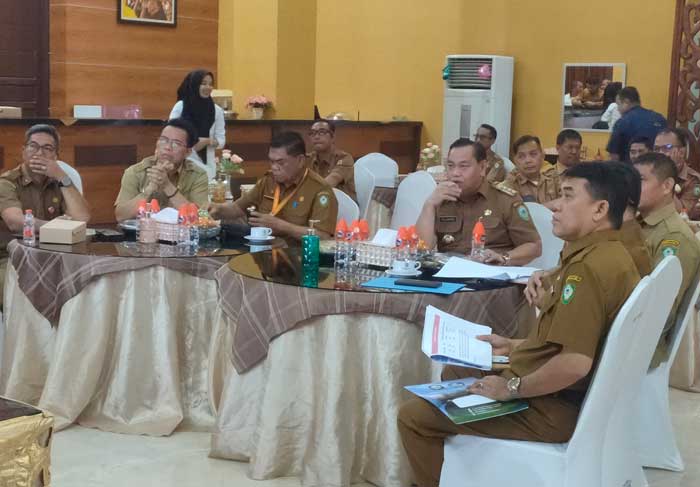 RAPAT: Bupati Kotim Halikinnor menggelar rapat bersama kepala SOPD, baru-baru ini.