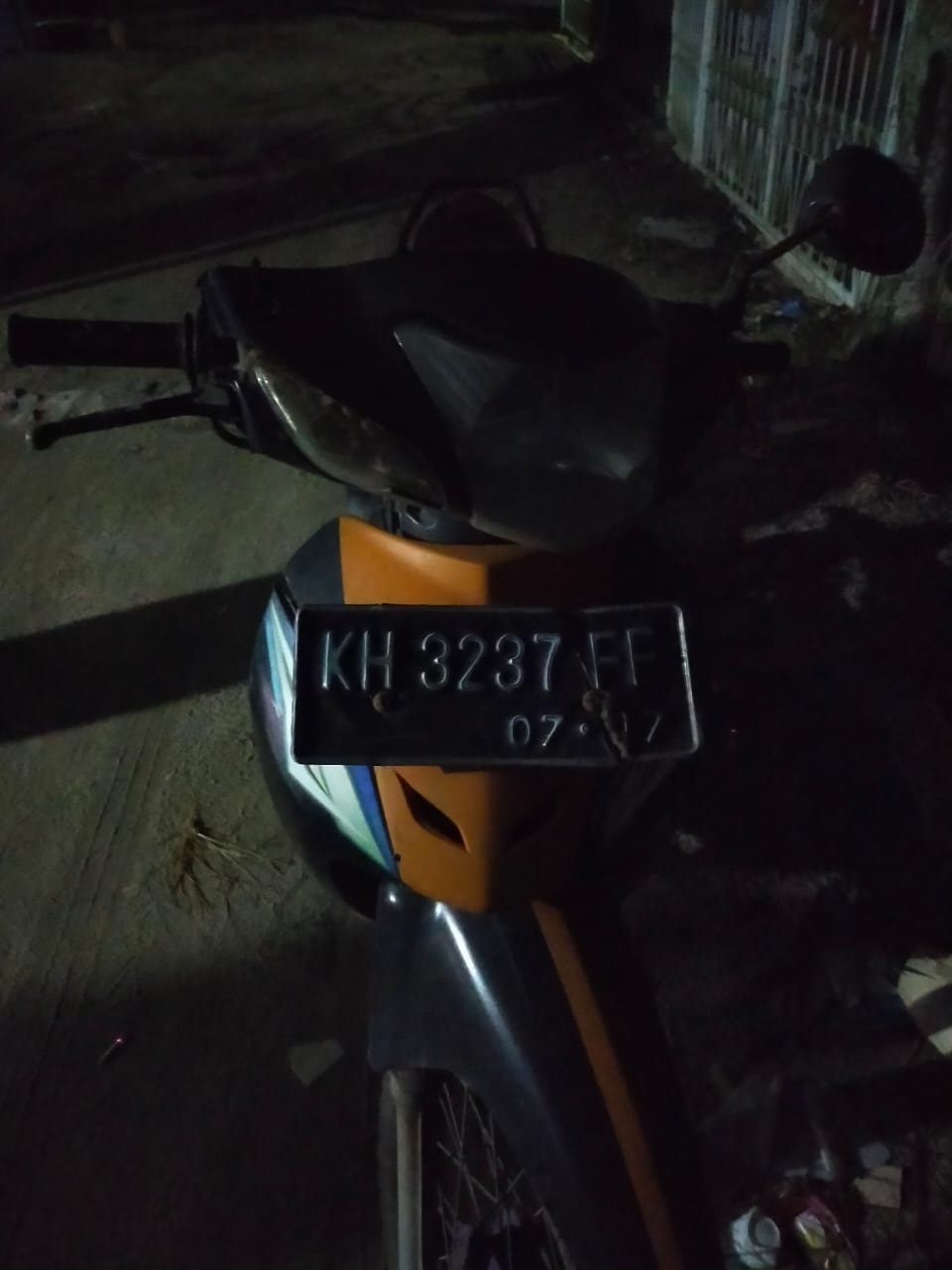 Sebuah sepeda motor bebek No.Pol KH 3237 FF, yang diamankan di perumahan Bina Karya, Sampit, Sabtu (28/6) malam lalu.