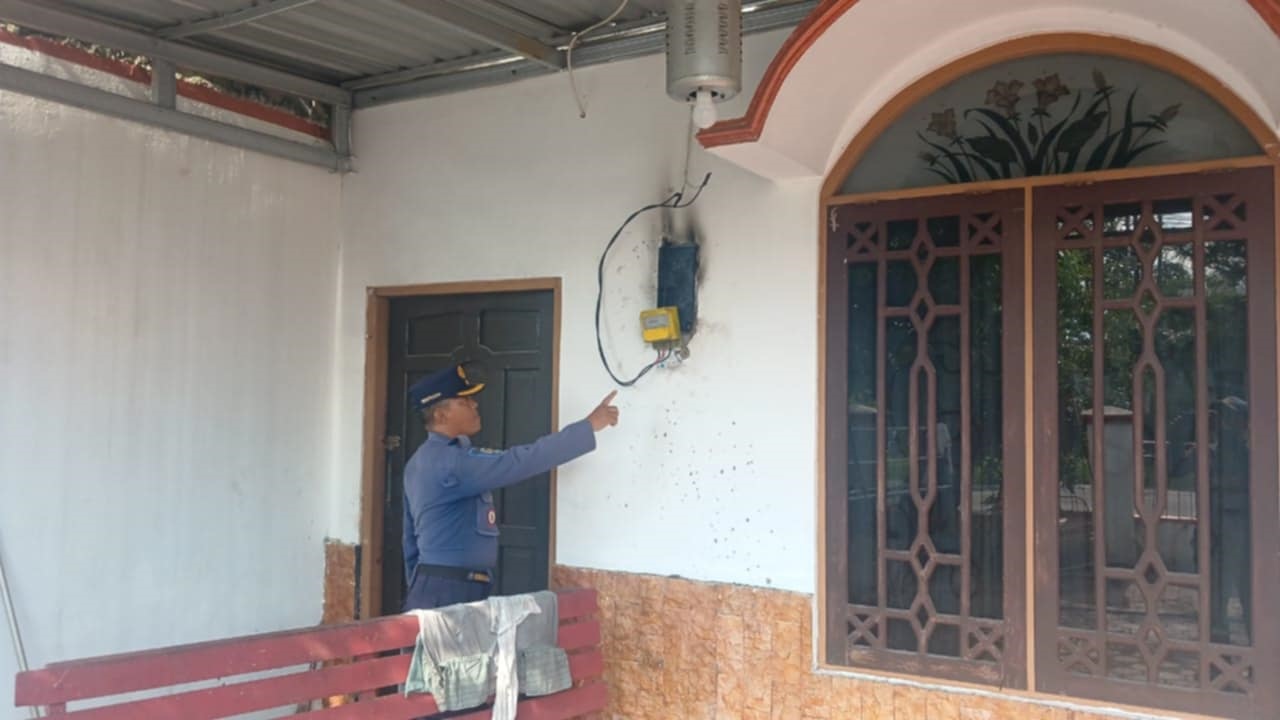 Petugas Damkar Kota Palangka Raya setelah penanganan kebakaran Meteran KWH  listik di sebuah rumah di Jalan Mahir Mahar Kilometer 8, (29/6).