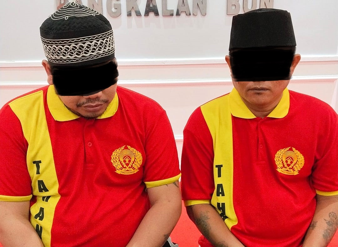 Dua terdakwa saat mengikuti sidang di PN Nanga Bulik. Keduanya dijerat Pasal 114 ayat 1 jo pasal 112 ayat 1 Undang-Undang Nomor 35 Tahun 2009 tentang Narkotika.