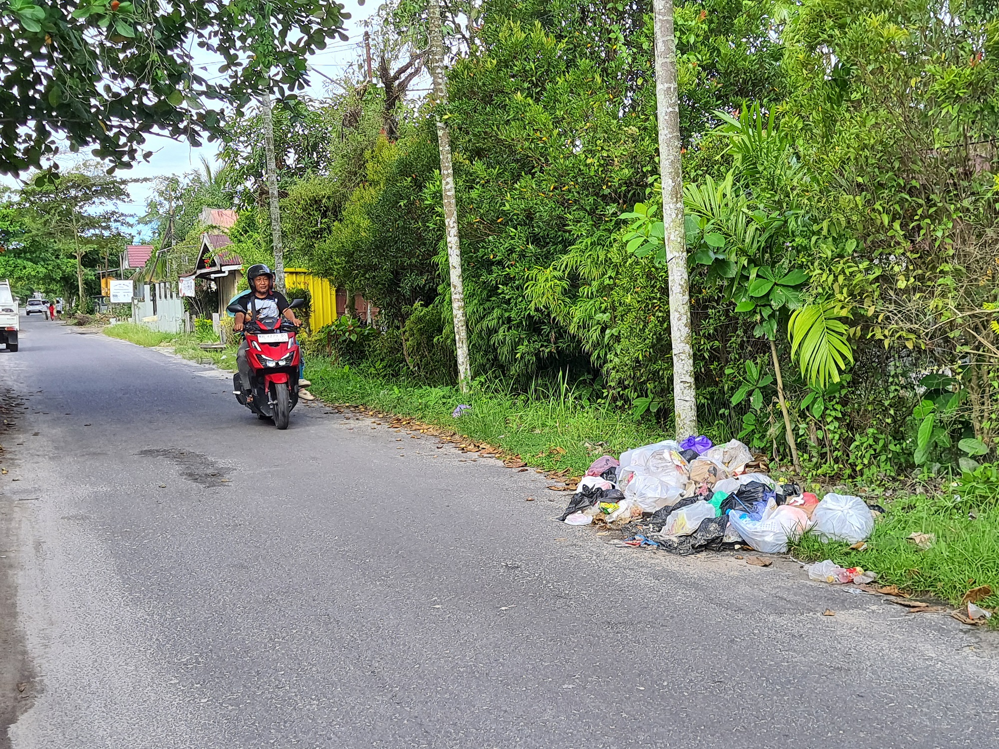 MENUMPUK : Sampah yang menumpuk dibuang sembarangan oleh oknum warga tak bertanggungjawab di pinggir Jalan Pinang 4, Sabtu (28/6).&nbsp;HENY/RADARSAMPIT&nbsp;