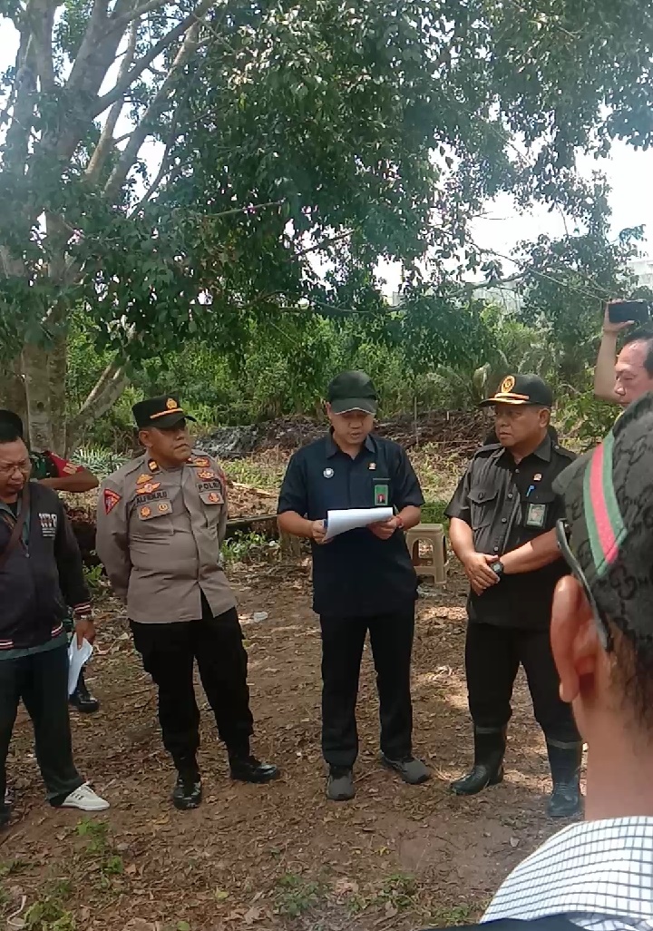Pihak Panitera PN Sampit dan aparat kepolisian, serta beberapa aparat pemerintah, dan pihak yang bersengketa saat akan dilakukan constatering di lahan Jalan Sudirman kilometer 1 Sampit.