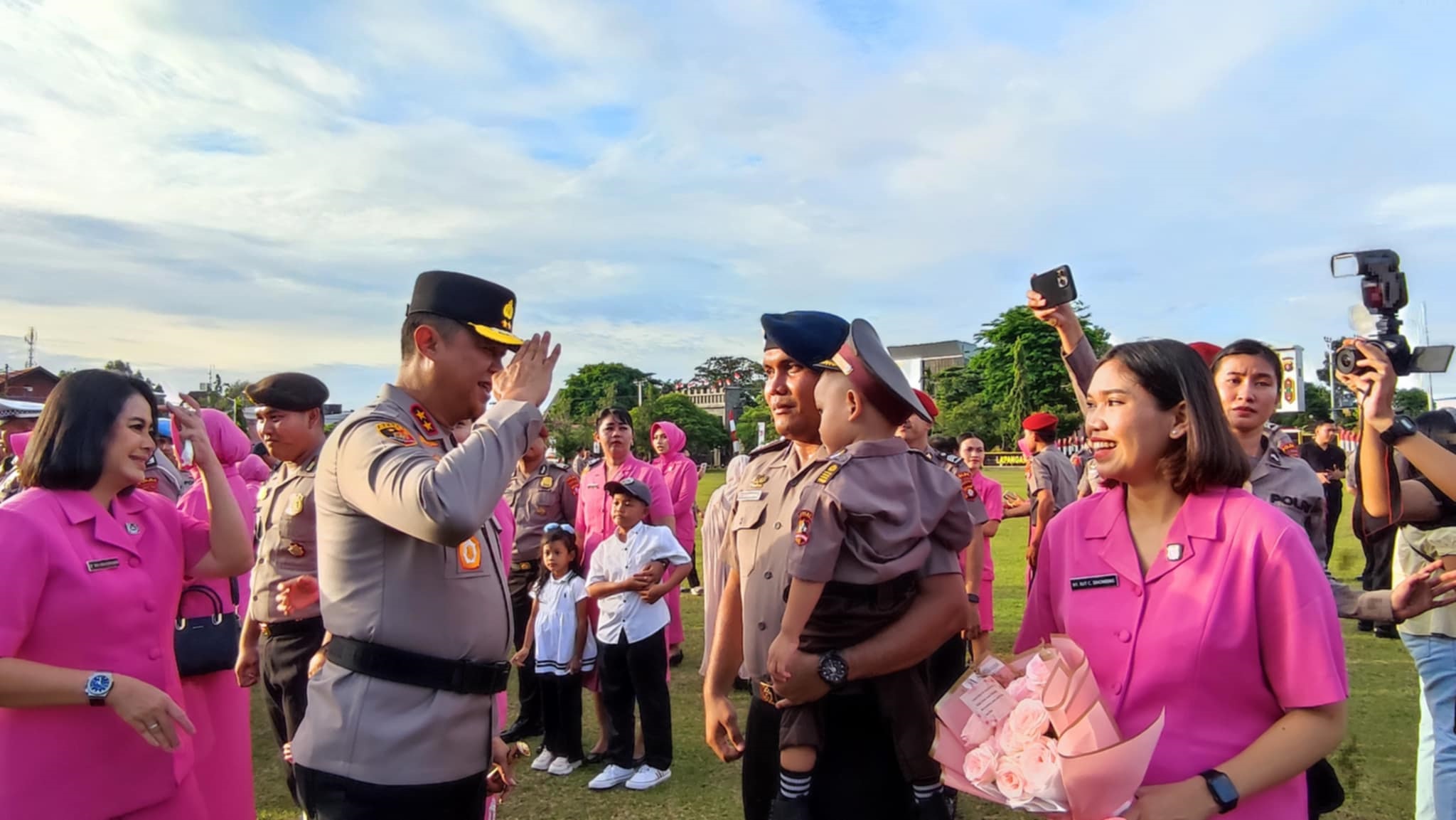 Kapolda Kalteng Irjen Pol Iwan Kurniawan, saat menyambangi para personelnya yang mendapat kenaikan pangkat, setelah mengikuti apel di Mapolda Kalteng, Senin (30/6).