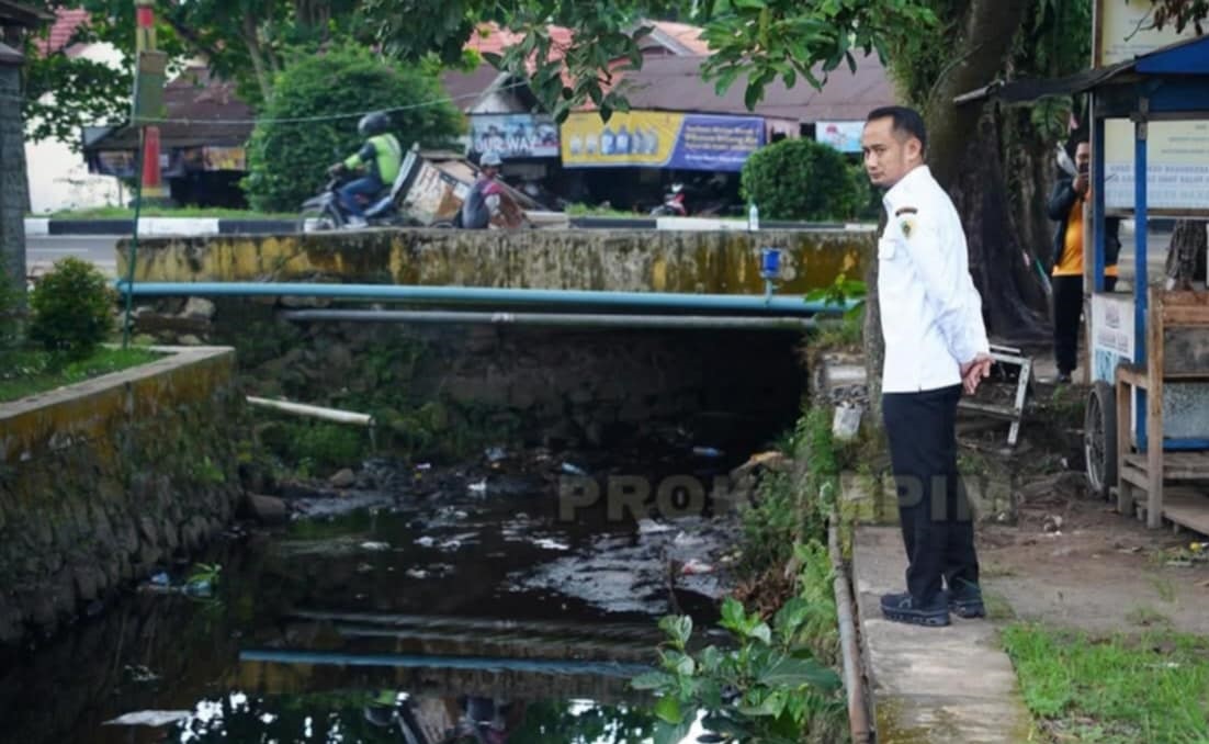 Walikota Palangka Raya Fairid Naparin saat meninjau sejumlah titik pembangunan dan perbaikan infrastruktur jalan serta drainase.