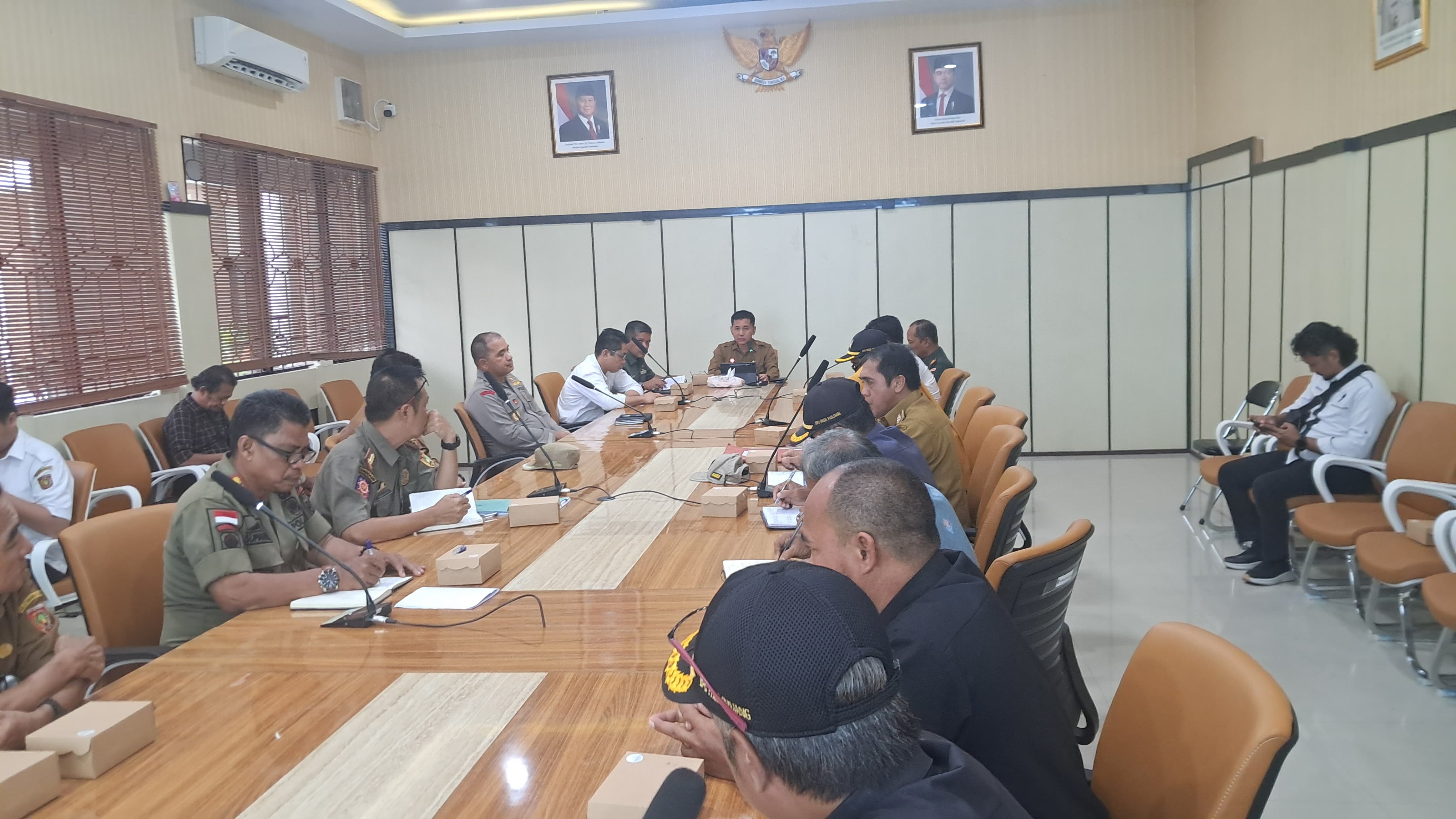 RAPAT: Sekda Kobar Rodi Iskandar memimpin rapat menindaklanjuti petunjuk Bupati Kobar terkait penutupan THM yang dianggap mengganggu ketenangan warga. (Prokom/Radar Sampit)