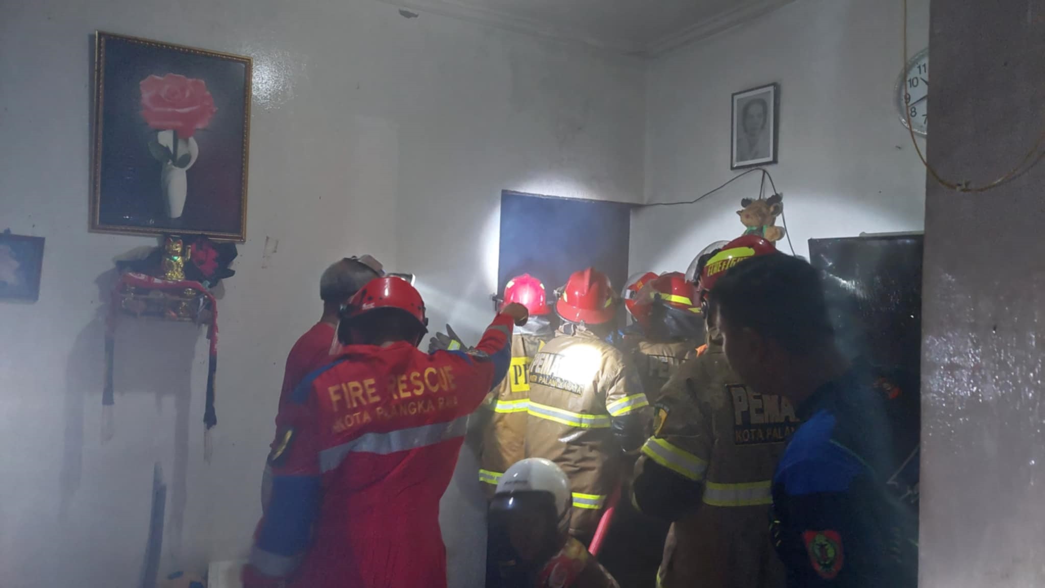 Tim pemadam kebakaran Kota Palangka Raya saat melakukan pemadaman api di sebuah rumah di Jalan Cendrawasih, (29/6) malam.