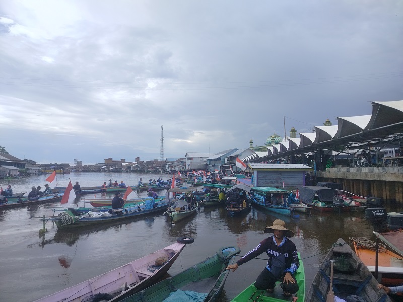 Para peserta antusias mengikuti lomba mancing di Sungai Jelai, Sukamara, Sabtu (28/7/2025)