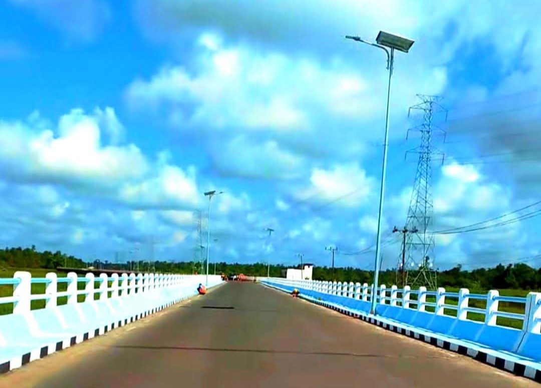 Para pekerja sedang mengecat Jembatan Sugianto Sabran di Jalan Kotawaringin Lama, Selasa (1/7).