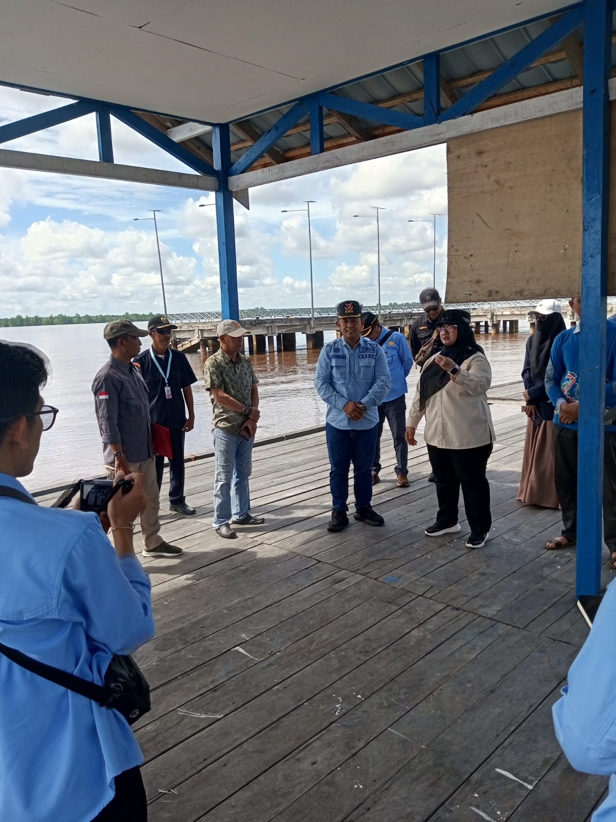 Wabup Kotawaringin Timur Irawati melakukan peninjauan ke Dermaga Sei Ijum, yang berlokasi di Sentra Perikanan Terpadu Desa Sei Ijum Raya, Kecamatan Mentaya Hilir Selatan, baru-baru ini.