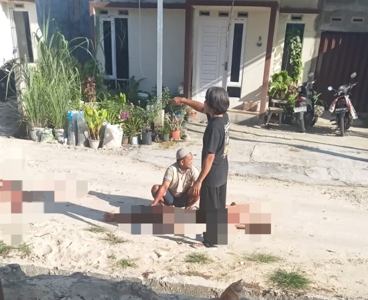 PERCOBAAN: Warga saat menolong pelaku percobaan bunuh diri. Polres Kobar/RADAR SAMPIT