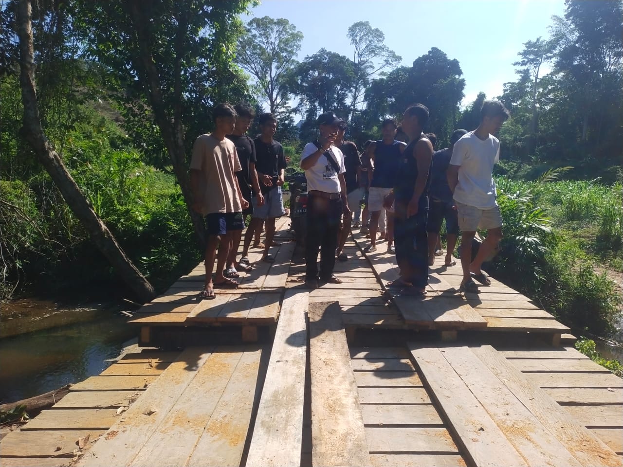 Jembatan Robau yang menjadi penghubung antara Desa Jemuat dan Desa Kina, Kecamatan Batang Kawa, Kabupaten Lamandau, Kalimantan Tengah tiba-tiba ditemukan terpotong. (Kandar/Radar Sampit)