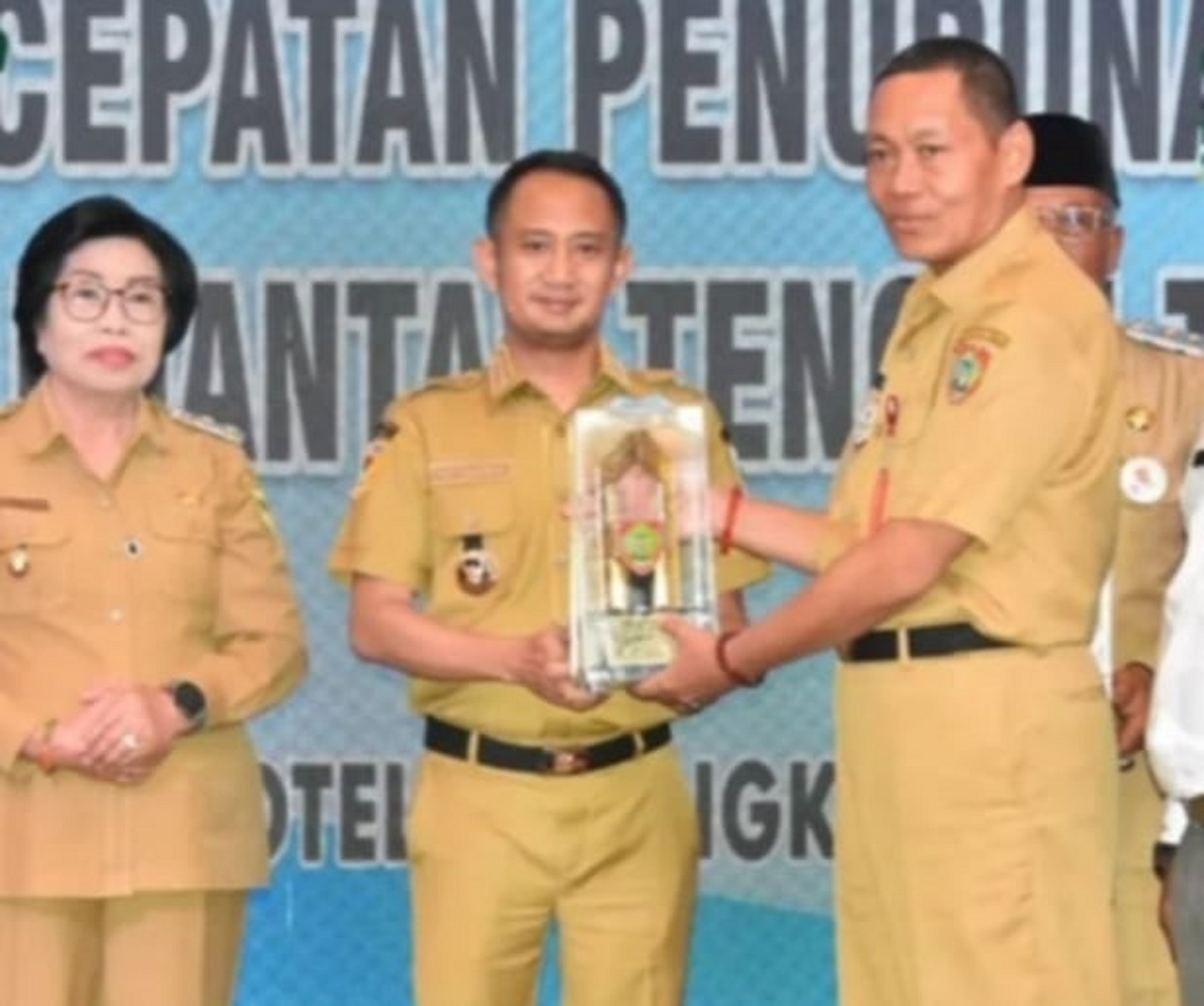 Walikota Palangka Raya Fairid Naparin meraih penghargaanPenilaian Kinerja Kabupaten/Kota dalam Pelaksanaan Aksi Konvergensi Percepatan Penurunan Stunting Provinsi Kalteng 2025.