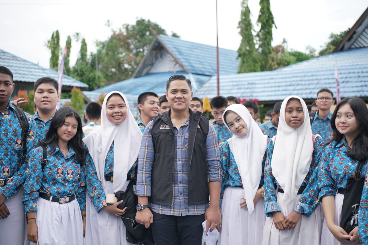 Plt Kepala Dinas Pendidikan Kalteng, Muhammad Reza Prabowo, saat bersama sejumlah pelajar dalam kegiatan kunjungan kerja.