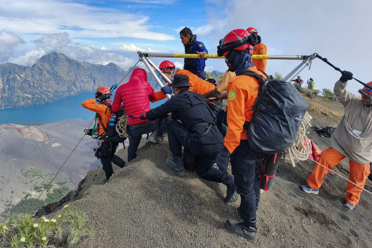 Proses evakuasi pendaki yang terjatuh di pegunungan Rinjani beberapa waktu lalu.