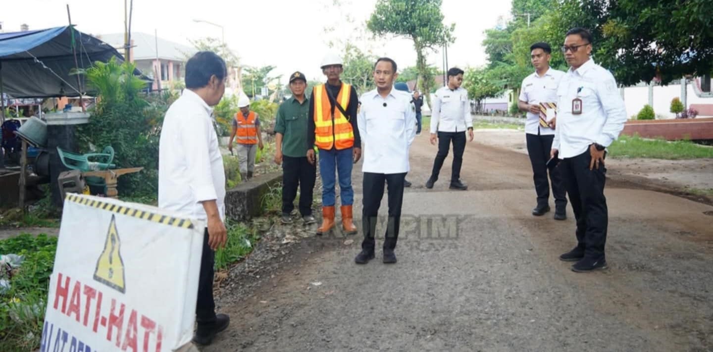 Walikota Palangka Raya Fairid Naparin saat melakukan peninjauan pembangunan infrastruktur di Kota Palangka Raya, belum lama ini.