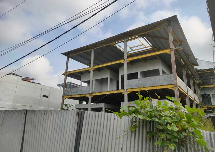 BERKEPANJANGAN: Bangunan Pasar Mangkikit yang belum juga berfungsi hingga kini.