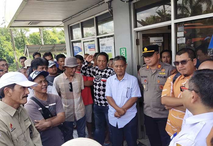 PROTES: Puluhan sopir melakukan aksi protes ke SPBU di Jalan Iskandar, Kobar, Rabu (2/7).