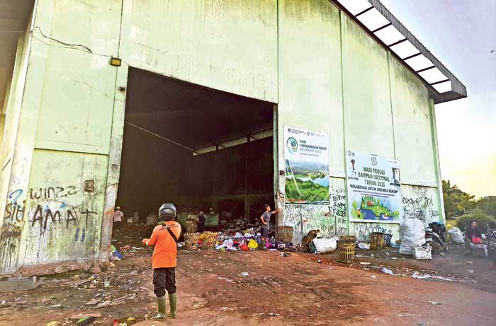 TETAP MENGGANGGU: Depo sampah di Jalan Cristopel Mihing yang menimbulkan bau tak sedap hingga ke lingkungan sekolah di kawasan tersebut, Rabu (2/7).