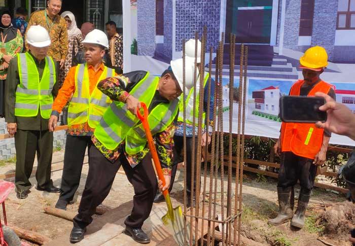 MULAI PEMBANGUNAN: Asisten I Setda Kotim Rihel melakukan peletakan batu pertama pembangunan PLHUT di Kotim, Kamis (3/7).