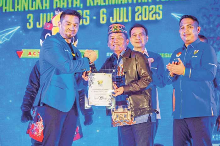 PENGHARGAAN: Gubernur Kalteng Agustiar Sabran menerima penghargaan dari KNPI, Kamis (3/7).