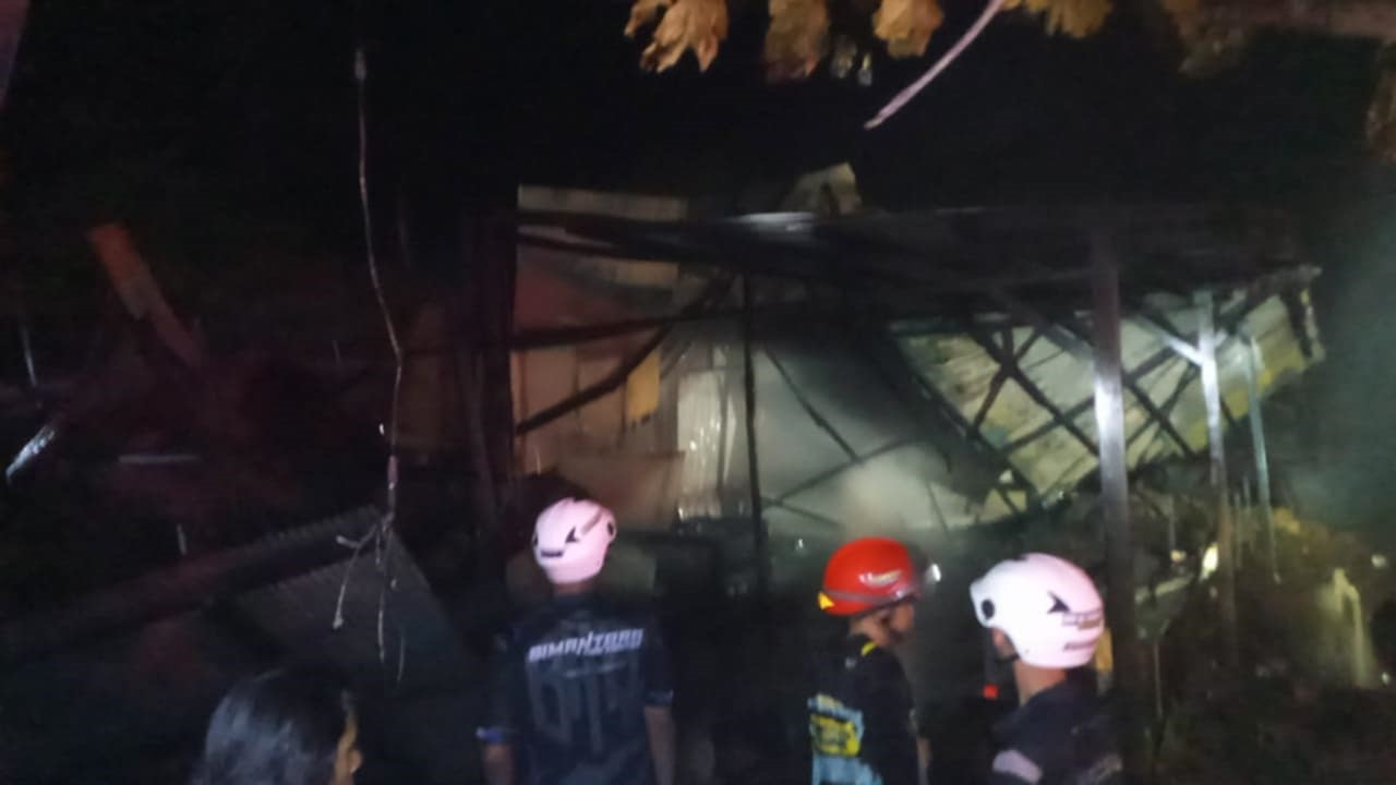 Tim pemadam kebakaran saat melakukan penanganan kebakaran sebuah mebel di Jalan Lintas Palangka Raya - Bukit Rawi, Kamis (3/7/2025) sekitar pukul 23.30 WIB.