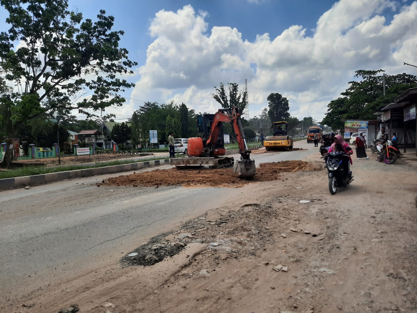 Proses perbaikan jalan di Karang Mulya, Kecamatan Pangkalan Banteng, Kabupaten Kotawaringin Barat.