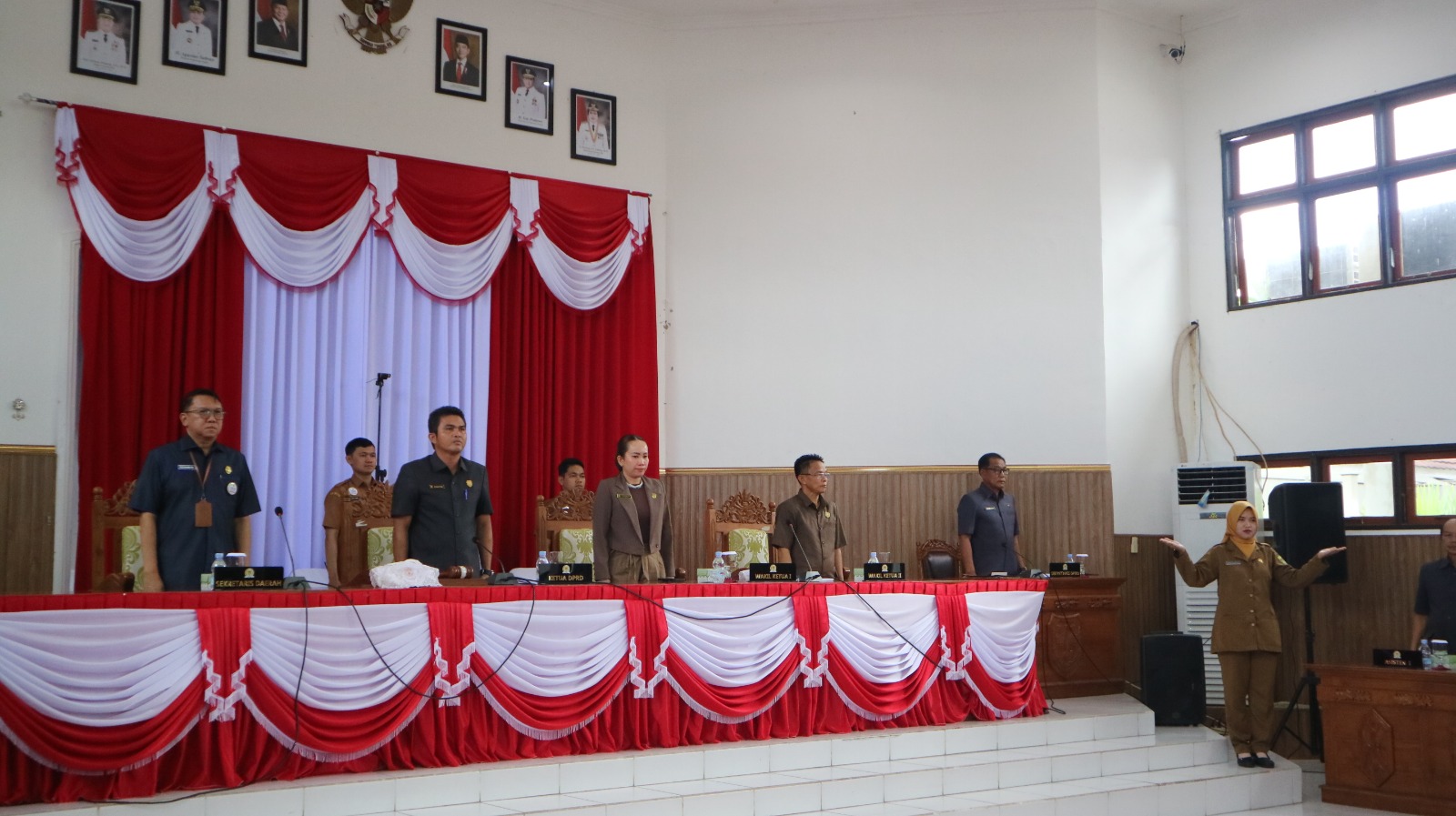 Sekda Gumas Richard (ujung kanan) ketika menghadiri rapat paripurna DPRD setempat, Selasa (1/7).