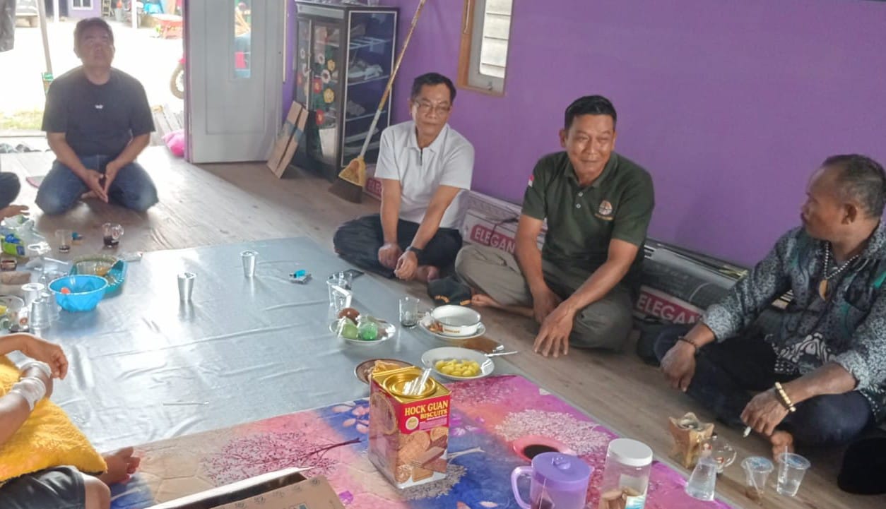 Kepala BKSDA Resort Sampit Muriansyah (dua dari kanan) saat mengunjungi warga Desa Ganepo, Kecamatan Seranau yang melaporkan keberadaan orangutan Mei 2025 lalu (BKSDA Resort Sampit/Radar Sampit)