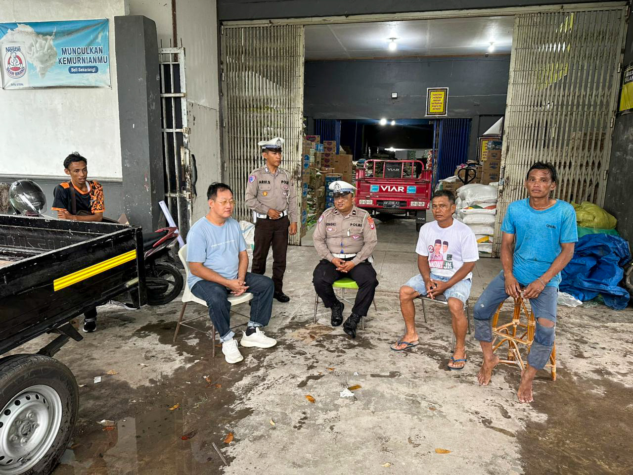 Satlantas Polres Seruyan saat menyapa dan berdialog santai dengan para sopir di Kota Kuala Pembuang, Jumat (4/7).