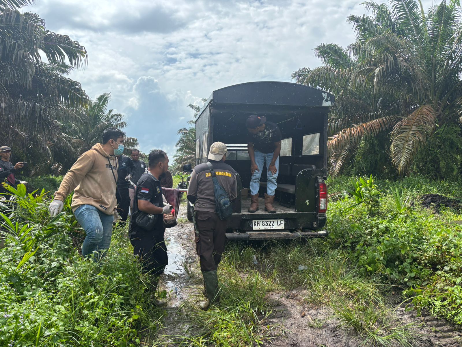 Proses evakuasi jenazah pelaku bunuh diri di wilayah Desa Natai Baru Kecamatan Mentaya Hilir Utara, Sabtu (5/7).