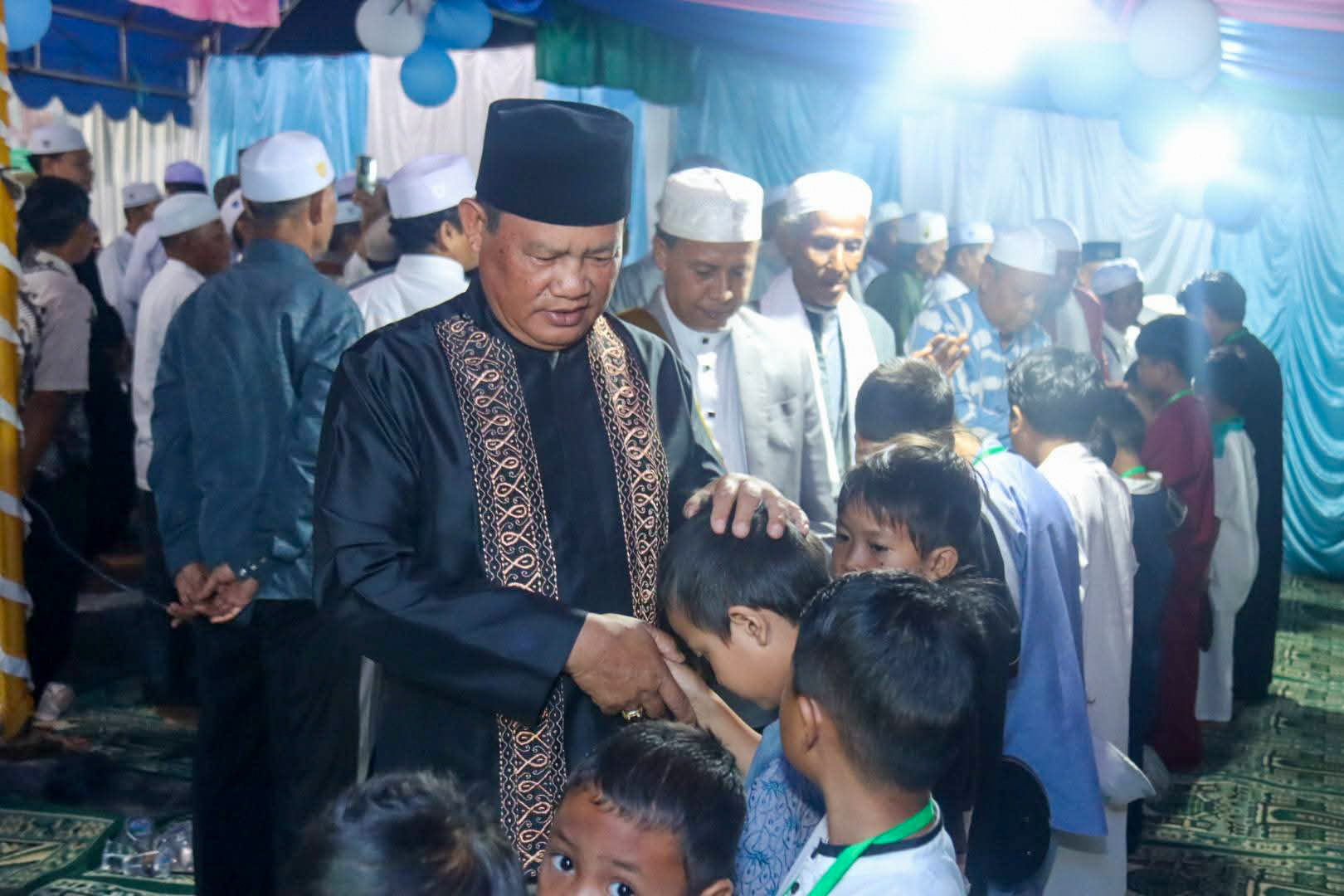 Bupati Seruyan Ahmad Selanorwanda saat menyerahkan santunan kepada anak yatim dalam acara meramaikan 10 Muharam di Kuala Pembuang,  (5/7) malam.