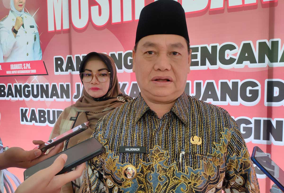 BANGKITKAN NASIONALISME: Bupati Kotim Halikinnor didampingi Wakil Bupati Kotim Irawati.
