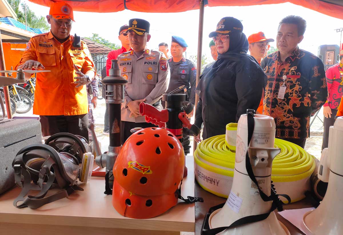 PERSIAPAN: Kalaksa BPBD Kotim Multazam menunjukkan peralatan dalam menghadapi bencana karhutla di wilayah ini.