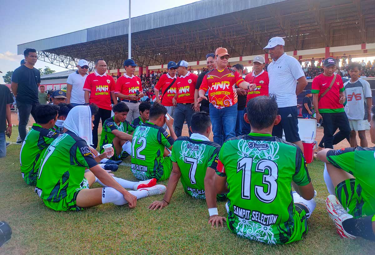 BERI SEMANGAT: Bupati Kotim Halikinnor memberikan semangat kepada pemain sepak bola di lapangan bola Stadion 29 Nopember Sampit, beberapa waktu lalu.