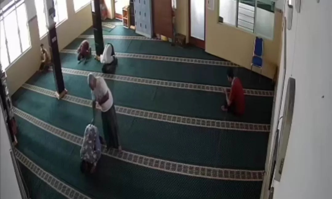 Seorang jemaah yang sedang melakukan sholat tiba-tiba meninggal dunia saat tengah sujud menghadap sang pencipta. (Instagram: @klaten_24jam)